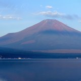 山中湖の赤富士の写真 「くすむ赤」
