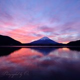 精進湖から望む朝焼けと富士山の写真 「新春の宴」