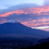高座山から夕焼けと富士山の写真 「低空這炎」