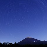 天照教林道から北天の日周運動と富士山の写真 「北天を想い」
