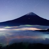 富士山とオリオン座流星群の写真 「富士をめがけて」