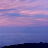 国師ヶ岳の朝焼けと富士山の写真 「朝焼けの模様」