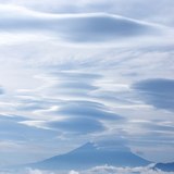 櫛形山・池の茶屋林道から望む富士山と吊るし雲の写真 「天空の渦」