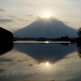 田貫湖のダブルダイヤモンド富士の写真 「シルエットダイヤ」