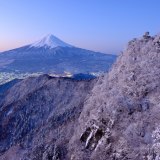 三つ峠の樹氷と富士山の写真 「白の夜明け」
