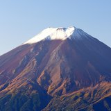 三ッ峠山から望む初冠雪の富士山の写真 「認められし冠」
