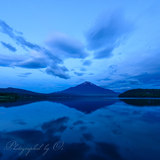 山中湖より望む夜明けの吊るし雲と富士山の写真 「Blue Aquarium」