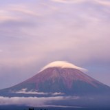 朝霧高原から望む富士山と夕焼けの写真 「色めく闇に包まれて」