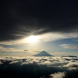 櫛形山から望む雲海と富士山の写真 「闇の狭間」