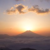 七面山より望むダイヤモンド富士の写真 「天空の燈火」
