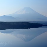 本栖湖の逆さ富士の写真 「鏡面の如し」