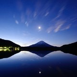 精進湖より望む夜明けの富士山と月の写真 「細雲泳げば」
