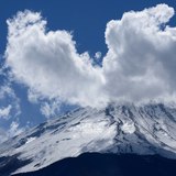鳴沢村から望む富士山（銀富士）の写真 「雲が往く」