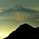 観音岳からの夜景と富士山の写真 「夜空に覗く」