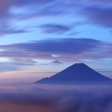 櫛形山・池の茶屋林道から望む雲海と富士山の写真 「夜明けに動き出す」
