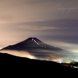 二十曲峠の夜景と富士山の写真 「夏夜のざわめき」