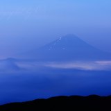 国師ヶ岳の雲海と夜景の写真 「靄の中に」