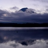 田貫湖の夜明けの写真 「神秘の湖畔」