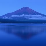 山中湖から夜明けの富士山の写真 「蒼闇に目覚める」