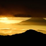 赤石岳から望む黄金の雲海と富士山の写真 「狭間は黄金に輝いて」