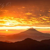 南アルプス赤石岳より朝焼けと日の出、富士山の写真 「スパンコールの光」