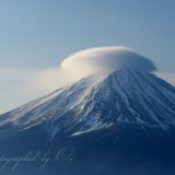 御坂黒岳から見る笠雲の富士山の写真 「オシャレ」