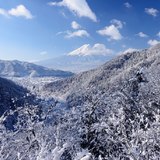 御坂峠富士見橋より望む雪景色と富士山の写真 「雪纏う谷」