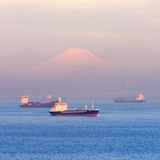 海ほたるPAから望む富士山の写真 「薄紅の幻想」