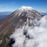 空撮の富士山と雲海の写真 「大地の息吹」