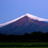富士吉田市農村公園から望む赤富士と笠雲の写真 「南風の夜明け」