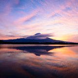 田貫湖より望む富士山と朝焼けの写真 「紙一重」