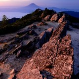 観音岳のモルゲンロートと富士山の写真 「アルプス染める朝」
