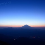 七面山からの夜明けの富士山の写真 「朝の訪れ」