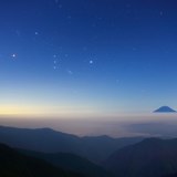 北岳から望む富士山とオリオン座の写真 「おはようのオリオン」