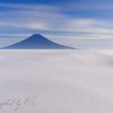 三つ峠の月光の雲海と富士山の写真 「夜間浮遊」
