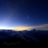 雲海とペルセウス座流星群の写真 「オリオンを刺す」