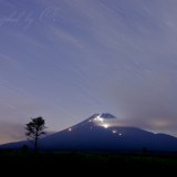 梨ヶ原の人文字の富士山の写真 「夏雲お邪魔」