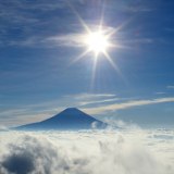 雲海と夏の富士山の写真 「夏空に輝く」