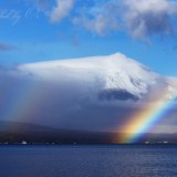 山中湖の虹と富士山の写真 「二虹のあいだに」