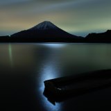 精進湖の月と富士山の写真 「moonlight」