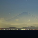 三浦半島葉山から望む夏の夜の富士山の写真 「夏富士遠望」