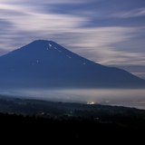 パノラマ台より望む月光の富士山の写真 「月明かりのヴェール」
