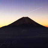 富士山と夜明けの流星の写真 「富士をかすめる流星」
