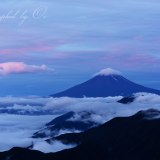 雁ヶ腹摺山から朝焼けの富士山の写真 「梅雨間の細光」