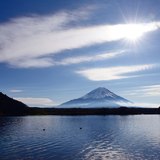 精進湖からの富士山の写真 「冬空眩し」