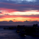 城ヶ島大橋の夕焼けと富士山の写真 「名残焼け」