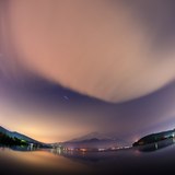 山中湖より望む夜の吊るし雲と富士山の写真 「風の魔法」
