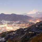 松田山からの雪景色と富士山の写真 「粉雪の月夜」