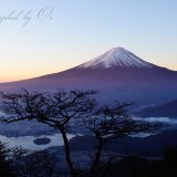 新道峠から見る富士山の写真 「夜明けの色」