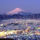 弘法山公園の雪景色と富士山の写真 「しあわせのまち」